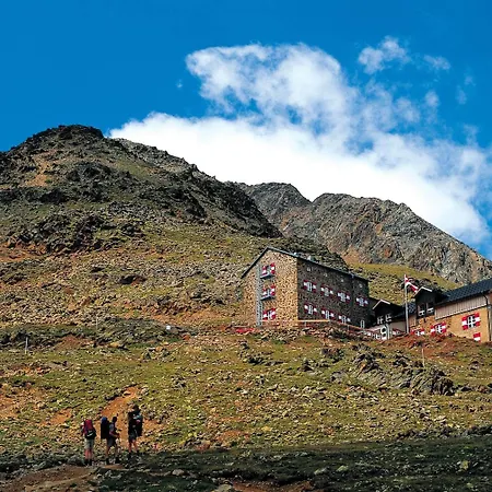 Neue Post Szálloda 3*